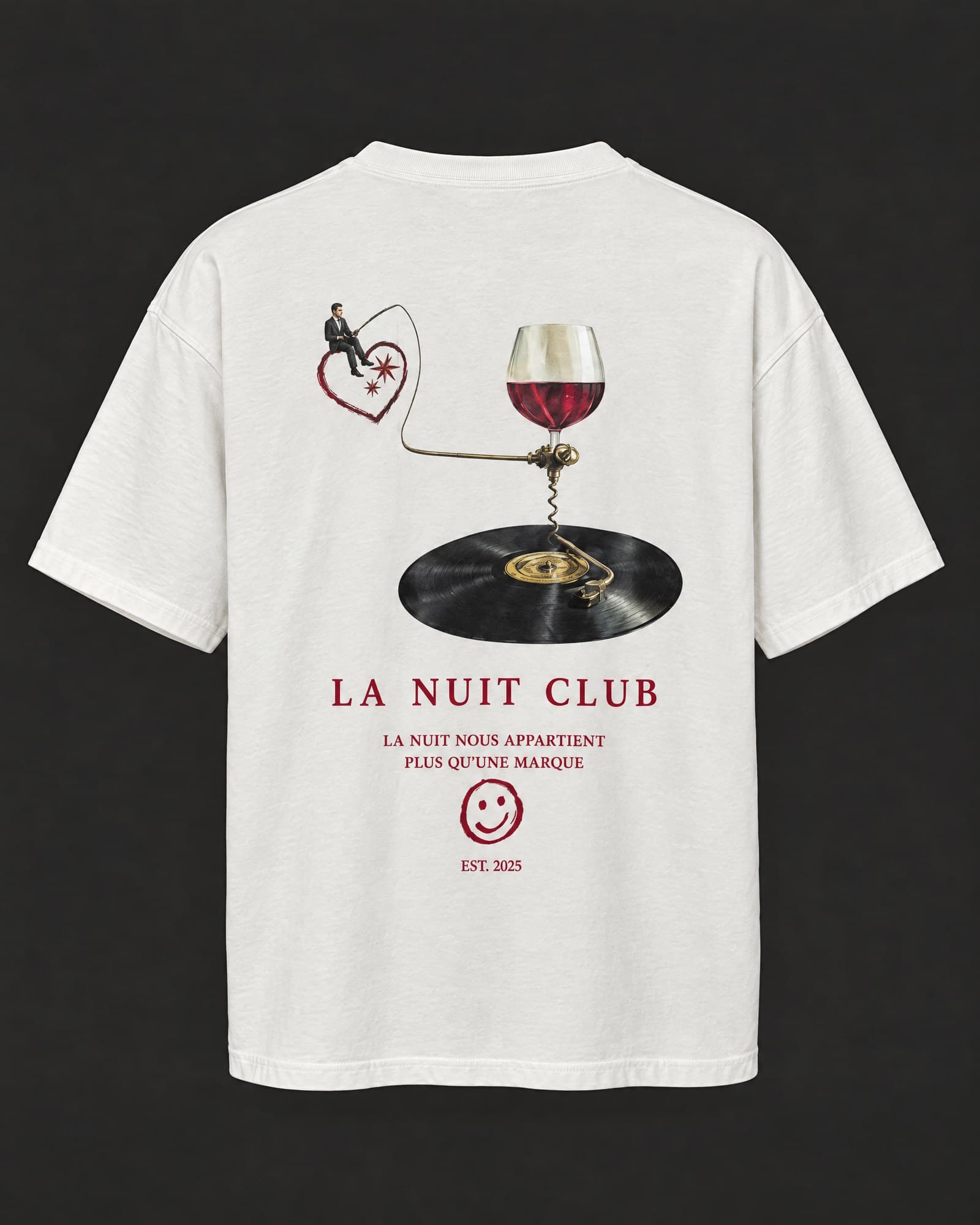 Camiseta La Nuit vista de espalda: un hombre pesca sentado en un corazón, una copa de vino hace girar un disco y debajo pone La Nuit Club.